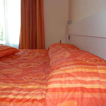 Hotel Flaminio Tavernelle Serrungarina Kamer foto