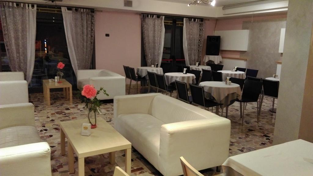 Hotel Flaminio Tavernelle Serrungarina Buitenkant foto