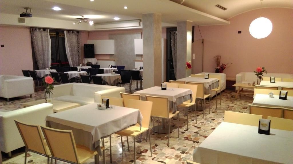 Hotel Flaminio Tavernelle Serrungarina Buitenkant foto