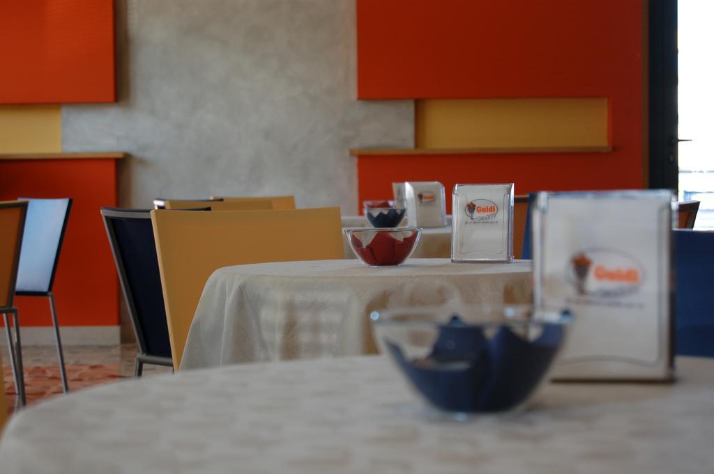 Hotel Flaminio Tavernelle Serrungarina Buitenkant foto