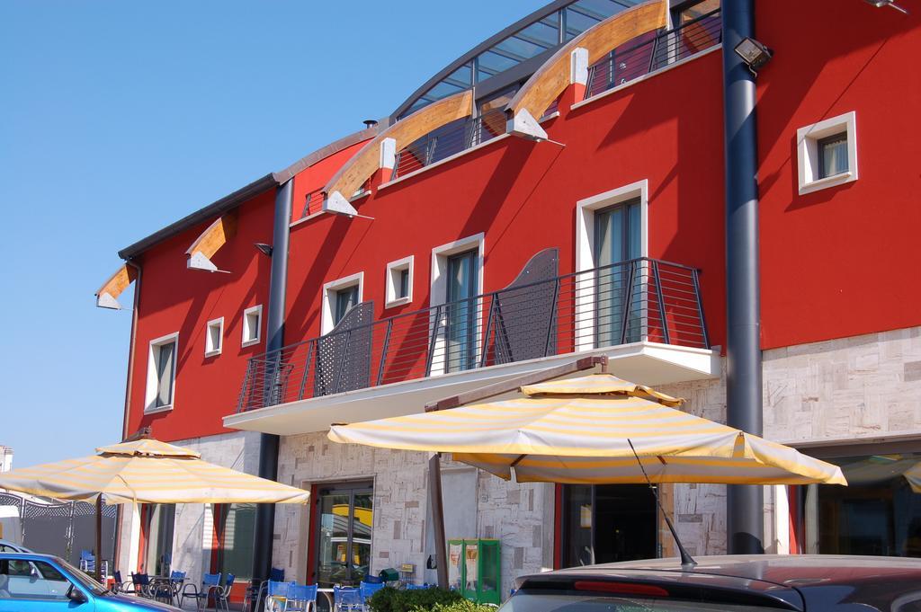 Hotel Flaminio Tavernelle Serrungarina Buitenkant foto
