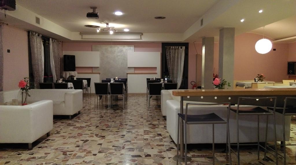 Hotel Flaminio Tavernelle Serrungarina Buitenkant foto