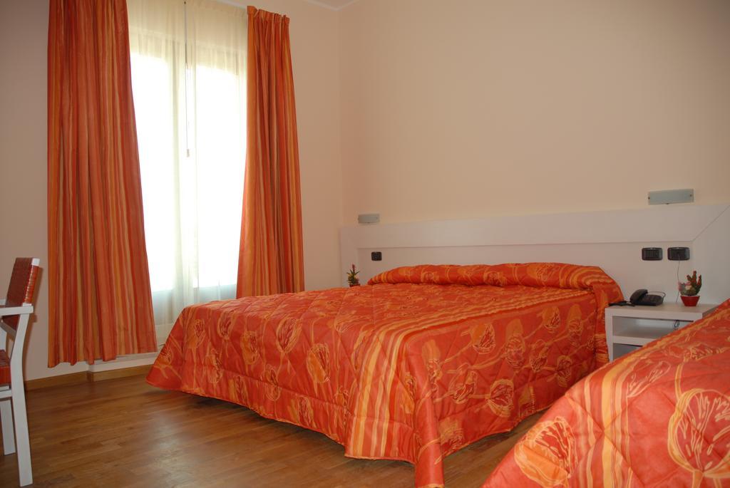 Hotel Flaminio Tavernelle Serrungarina Buitenkant foto